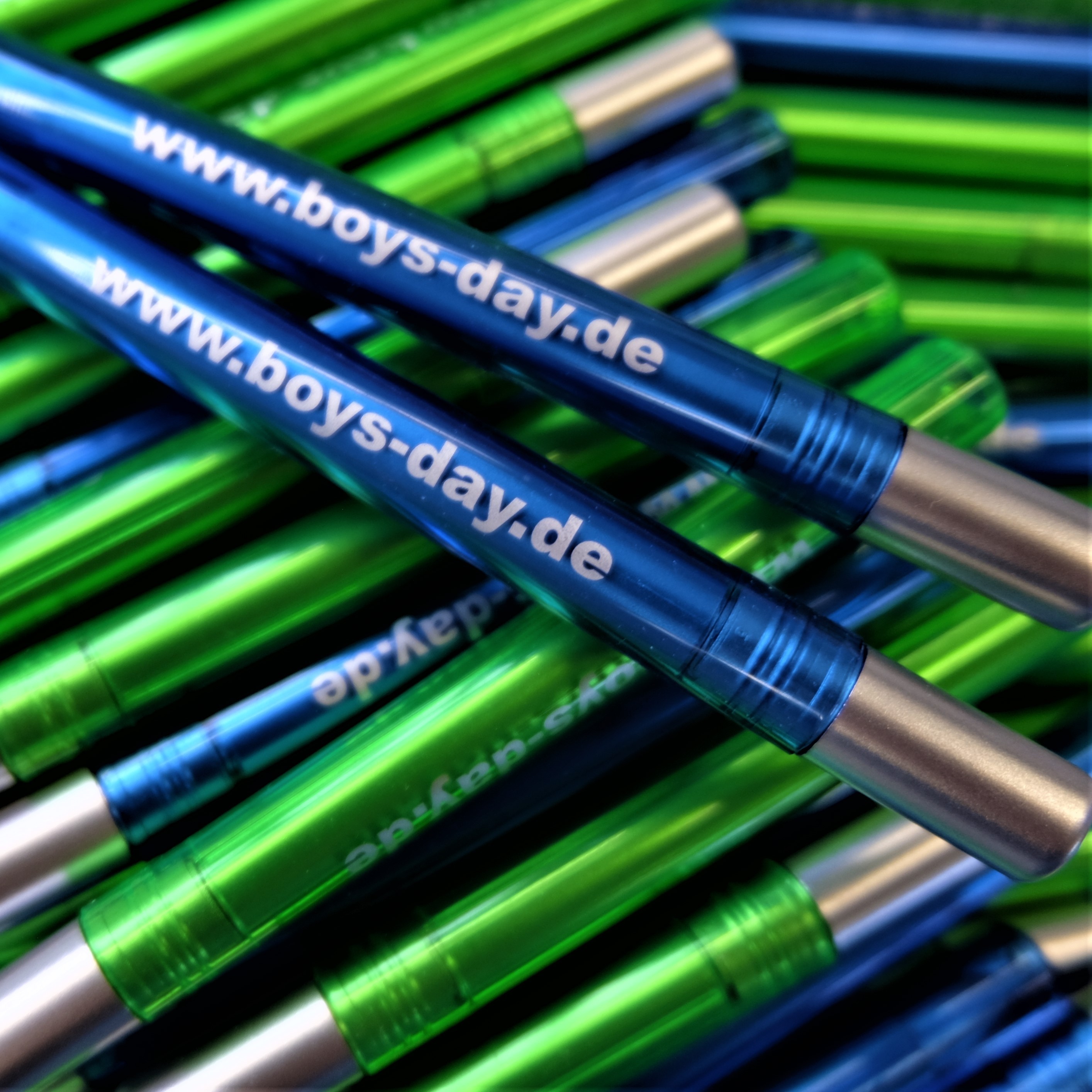 Boys'Day-Kugelschreiber, | 10 Drehkugelschreiber mit seitlichem Aufdruck "www.boys-day.de". Erhältlich in den Farben grün und blau.
